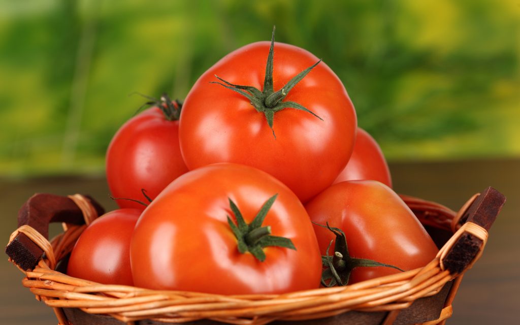 Máscara de tomate para remover manchas do rosto: receitas e dicas