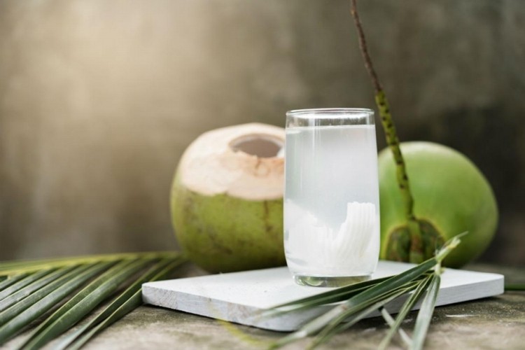 Água de coco ajuda a regular o colesterol, desintoxica o corpo: veja os 5 benefícios