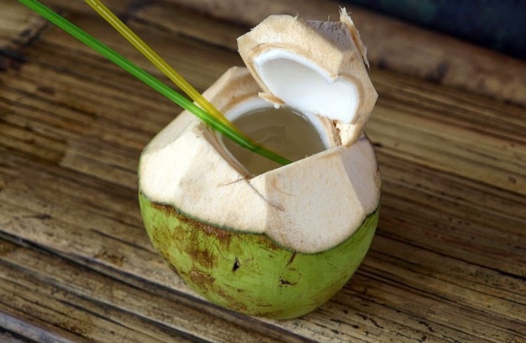 água de coco vs. leite de coco