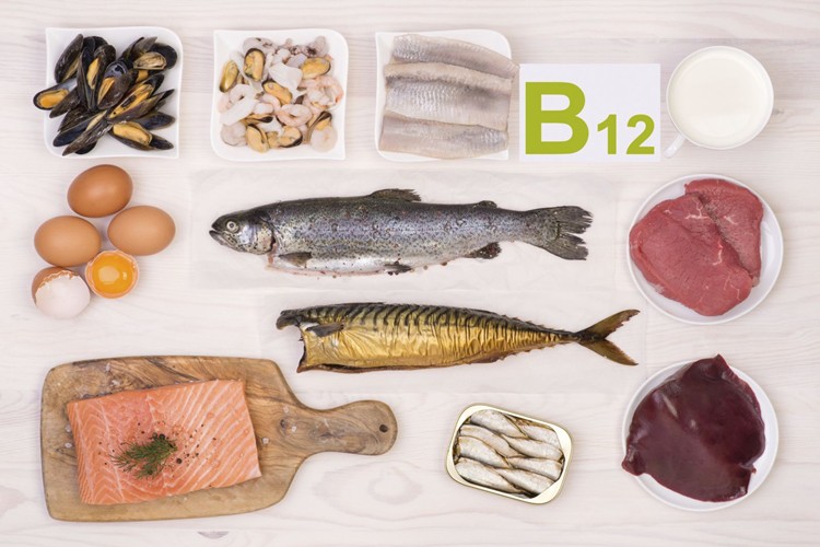 Os 12 principais alimentos ricos em vitamina B12: benefícios e dicas