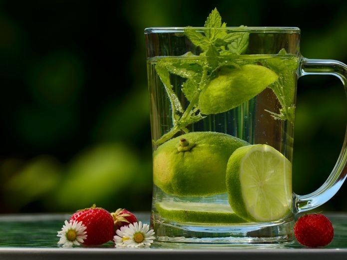 Água de limão em Jejum: emagrecer, benefícios e como fazer