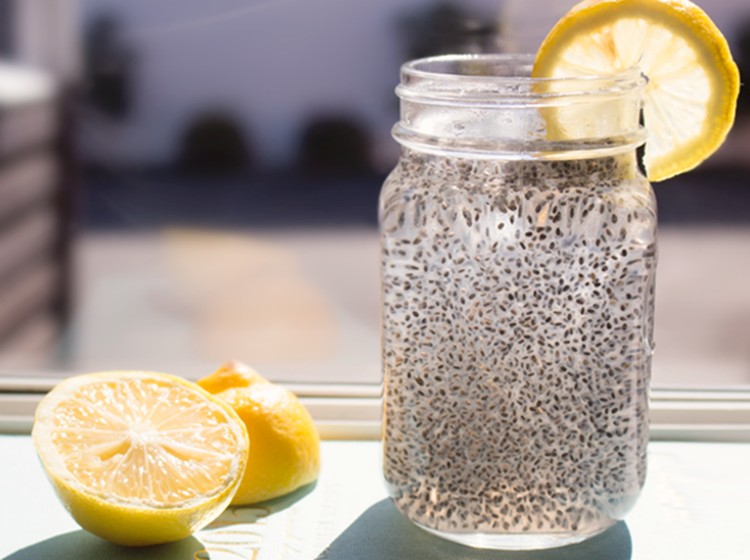 sementes de chia e suco de limão