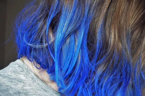 Cabelo azul: como pintar passo a passo, cuidar e manter o tom azul 