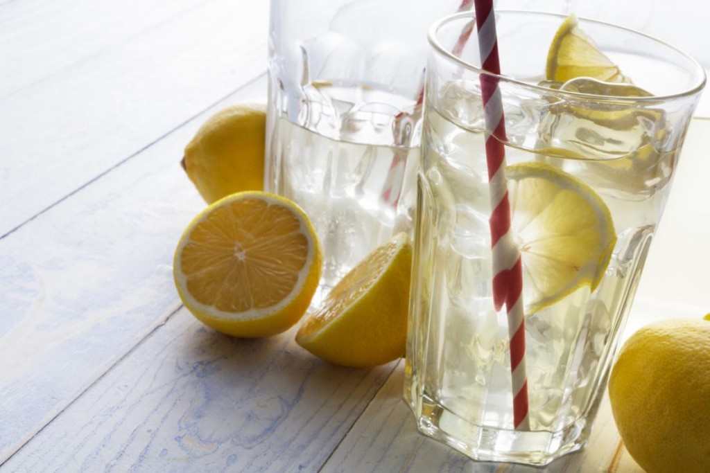 Como usar água morna com limão para perder peso: receitas e dicas