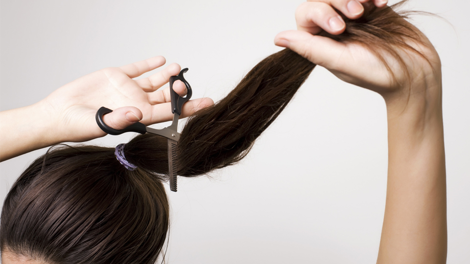 4 maneiras de cortar o cabelo sozinha: dicas e passo a passo