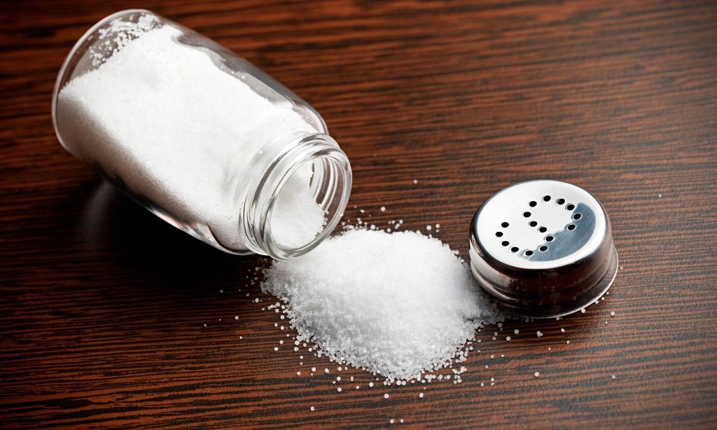 Os 5 principais malefícios que o sal em excesso pode causar ao seu corpo