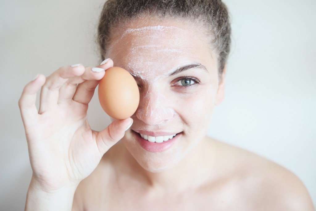 2 máscaras caseiras de ovo para pele e cabelo: como usar e receitas