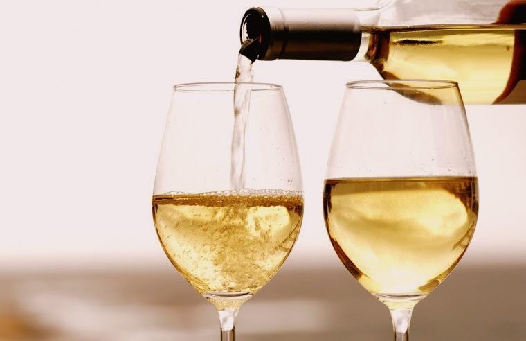 Os 4 benefícios do vinho branco para cabelo: como usar e receitas