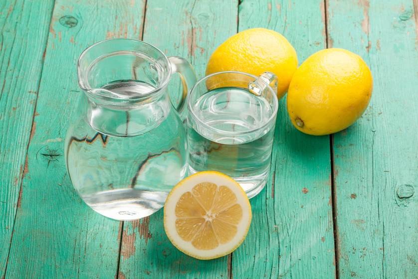 Como usar água morna com limão para perder peso: receitas e dicas