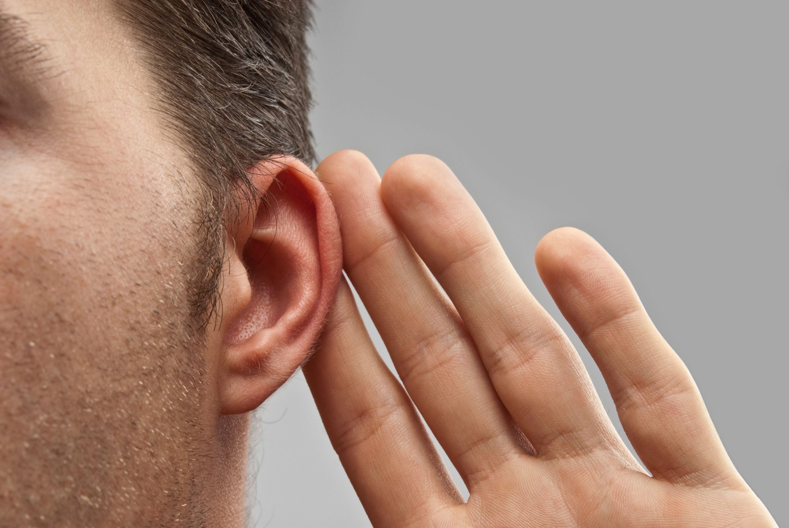 quais as causas de ouvido entupido?