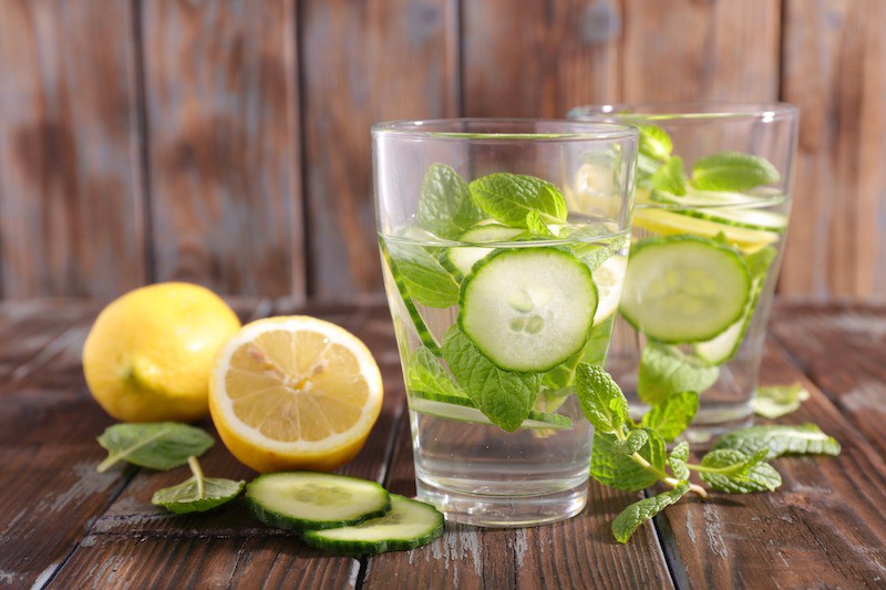 Água morna com limão para desintoxicar e emagrecer: receitas e dicas