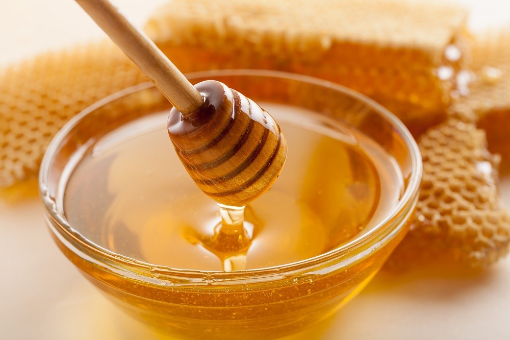 5 benefícios do mel no rosto: como usar, nutrientes e receitas
